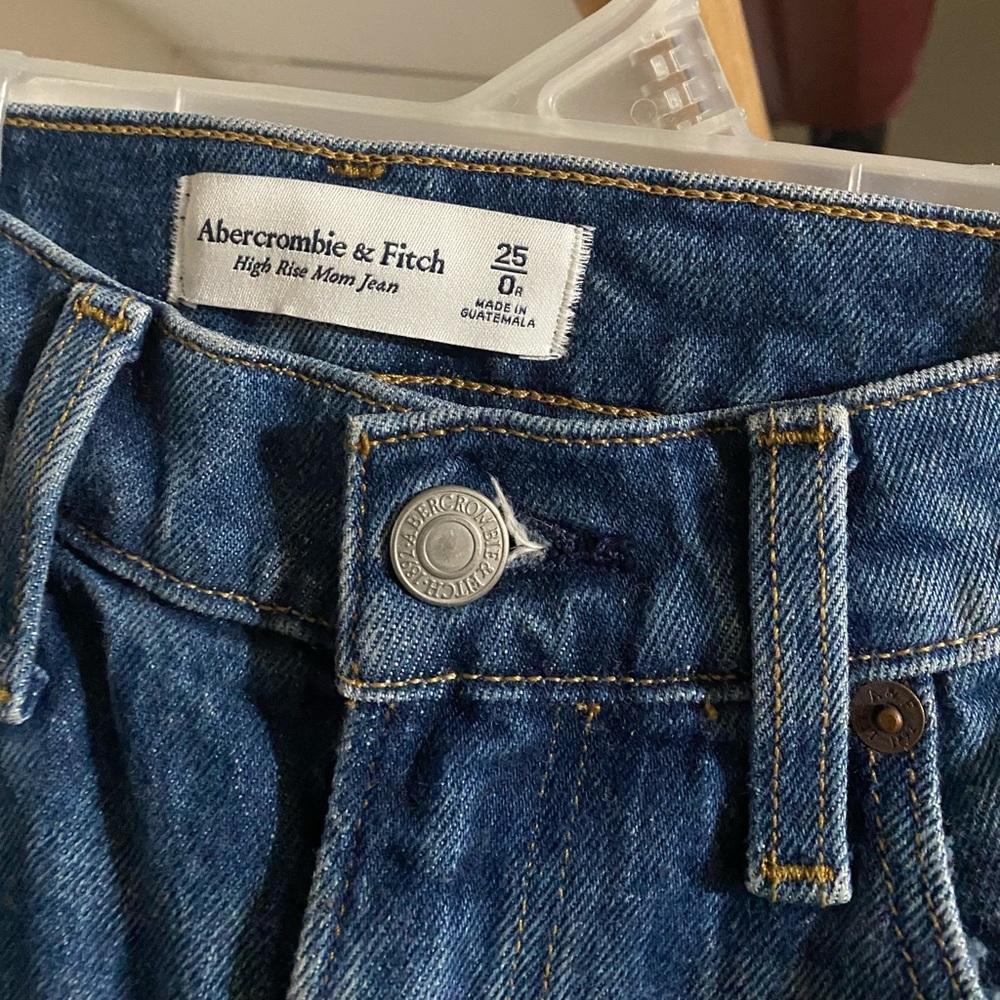 Abercrombie and Fitch High Waisted Mom Jeans. Size 0.